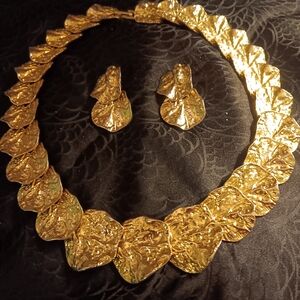 Heartstoppingly beautiful gold necklace and clip earrings